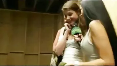 ក្មេងស្រី Brunette ទទួលបានរន្ធគូថ fisting