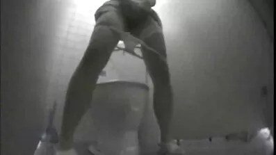 បុរសម្នាក់សាច់ល្អមែនទែន fucks បុរសម្នាក់នៅខាងស្ដាំនៅក្នុងលានេះ
