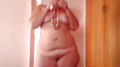បុរសបូម fucked នៅក្នុង stroking ទ្វារមាស