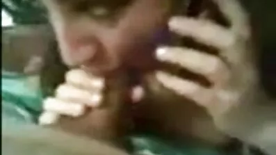 ស្លុត Appetizing យ៉ាងសកម្ម masturbates នៅចំពោះមុខកញ្ចក់
