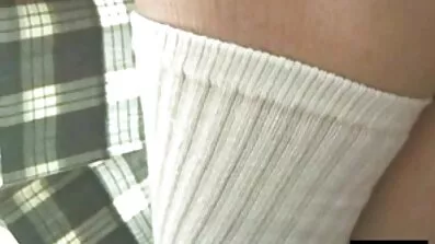 ស្ត្រីវ័យក្មេង Curvy fucked ល្បីល្បាញនៅក្នុងស្បែកជើង