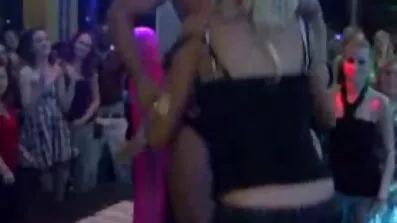 ពណ៌ទង់ដែងឆ្នូត fucked នៅលើជល់ជាមួយនឹងវ៉ែនតារបស់នាង