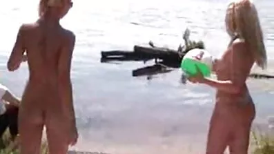 បុរសដែលមានភាពស្រស់ស្អាត fuck លានិងមាត់របស់ពួកគេជាមួយនឹងមាន់មាន់របស់ពួកគេ
