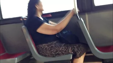 ទារកក្នុងស្រោមជើង masturbates ក្រុមហ៊ុន t t បានល្អ