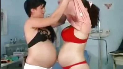 Busty ផ្លាស់ទីនៅលើជល់ជាមួយ pussy languid របស់នាង