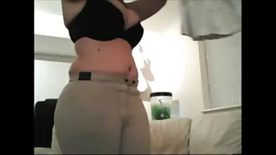 បន្ទាប់ពី blowjob ក្មេងស្រីនេះជូតមេជីវិតឈ្មោលជាមួយនឹងកន្សែងមួយ