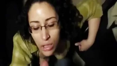 បុរសម្នាក់ undresses និងត្រូវបាន fucked ដោយក្មេងស្រីដ៏ស្រស់ស្អាត