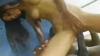 ជាមួយនឹងការ tits ដ៏ស្រស់ស្អាត rubs pussy របស់នាងនៅក្នុងផ្កាឈូកនេះ។