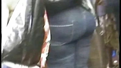 Quickie ដកហូតនិង fucked milf ក្នុងលានេះ