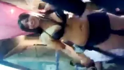 Horny តា fucks ក្មេងស្រីអាស៊ីនៅលើ couch នេះ