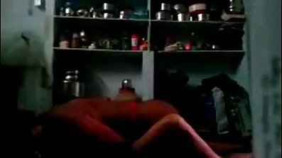 Flushed ក្មេងស្រី fucks បុរសម្នាក់ជល់នៅក្នុងស្រោមជើង
