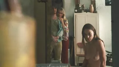 Dude Juicy បញ្ចូលទារកនៅក្នុង pussy superlatively ឈរដែលសម