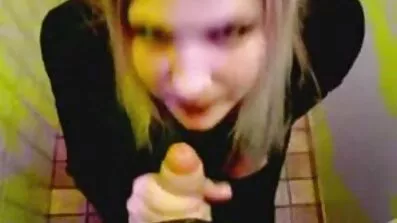ស្ត្រីម្នាក់សក់វែងរីករាយ pussy អ្នកបើកតាក់ស៊ីរបស់