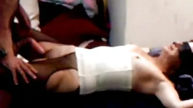 បុរសវ័យក្មេង fucked អ្នកធ្វើដំណើរនៅក្នុងការឈរទាំងអស់នៅលើច្រាំងទន្លេ