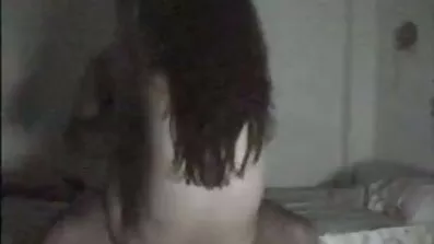 បុរសម្នាក់អាក្រាត fucks រចនាប័ទ្ម doggy ក្មេងស្រីនៅលើគ្រែ