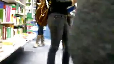 Macho tanned spanked លានៅក្នុងបន្ទប់ទឹក quickie