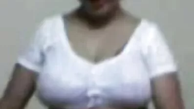 បញ្ចុះបញ្ចូល Milf fucks ខ្លួនឯងនៅក្នុងសត្វលាជាមួយនឹងការរំញ័រ