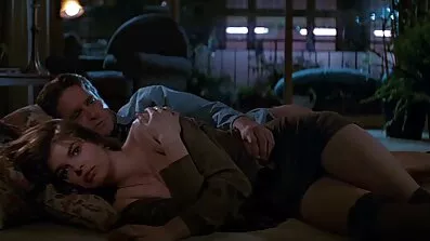 Fucked នៅក្នុង pussy មានរោមដោយក្មេងស្រីភ្នែកតឹង