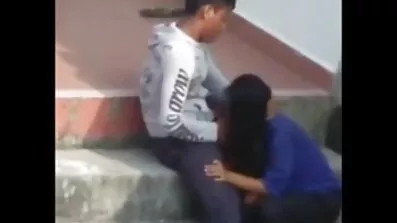 សាក់សេះ fucks វ័យក្មេងជប៉ុននៅក្នុងរន្ធមួយ