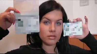 បុរសប្រែនៅលើនិង fucks mulatto នៅក្នុងរថយន្តមួយ
