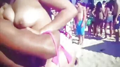 Dude ក្នុងអំឡុងពេលមានការលំបាក fucking banged chick បានផ្អៀងនៅលើថ្ពាល់