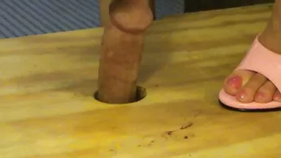 Fucks ប្រដាប់ក្មេងលេងដ៏ធំស្អាតសង្ហារខ្លួននាងផ្ទាល់នៅក្នុងសត្វលានិងទទួលបានការមានអារម្មណ៍រីករាយ
