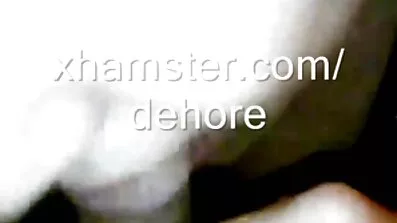 បុរស fucked នៅក្នុងលាដោយមាន់ជល់បានបញ្ចូល