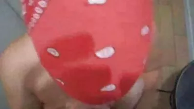 ភាពស្រស់ស្អាតប៍នតង់ដេ fucked ដោយមិត្តរួមព្រហើននៅលើ couch នេះ