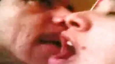 បុរសមានសំណាង fuck ស្ត្រីម្នាក់ foursome ជាមួយនឹងការឈររលាក់