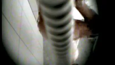 ស្ត្រីម្នាក់ក្តៅ lovelace fucked នៅក្នុង pussy និងលាដោយជល់មាន់មួយ