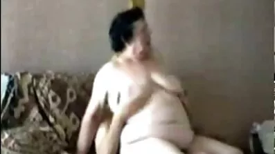 Brunette សក់វែងអង្គុយនៅលើជល់ mulatto
