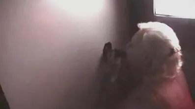 ពណ៌ទង់ដែងវ័យក្មេង masturbates ជល់ពណ៌ត្នោត
