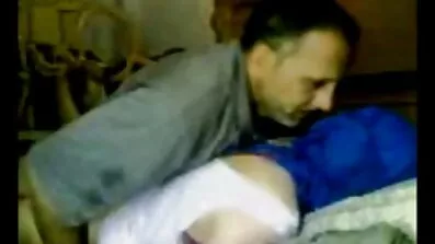 រន្ធ fuck ទទួលបានអាក្រាតជាមួយ tits ធម្មជាតិ