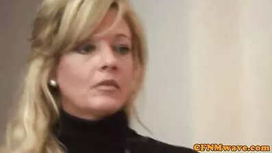 ភរិយារបស់មិត្តភក្តិ Fucked នៅក្នុងទ្វារមាសដេលតាក់ចិត្ដ