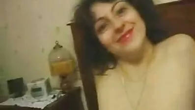 បុរសម្នាក់ ragazzo ការលោភលន់ fucked busty chick នៅលើរាបស្មើនេះ