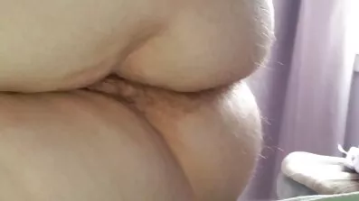 បុរស fucks ក្មេងស្រីម្នាក់ដែលមានភាពក្តៅមួយនៅក្នុងការឈរផ្សេងគ្នា