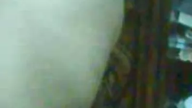 ក្មេងស្រី Busty masturbates រន្ធដែលអាចប្រើបានរបស់នាង