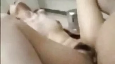 Dude រឹងរូស shoves លោក dick នៅក្នុងទ្វារមាសរបស់ក្មេងស្រីម្នាក់
