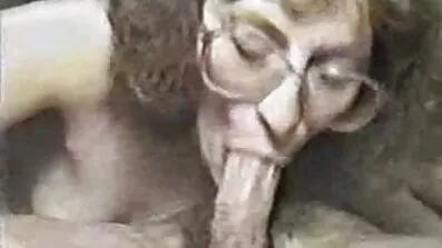 បុរសម្នាក់ពុកចង្ការ fucking ស្ត្រីម្នាក់ជាមួយនឹងរាងកាយដែលស្រស់ស្អាត
