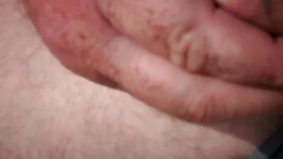 Mulatto ទុកមាន់នៅក្នុងលាដែល pussy របស់នាងបានរឹតបន្តឹង