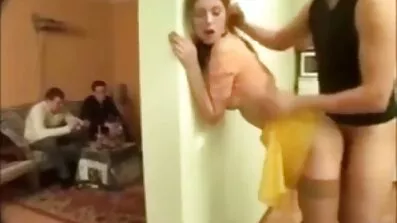 Libidinous ក្មេងស្រី fucked យ៉ាងរលូននៅក្នុងសត្វលានេះ