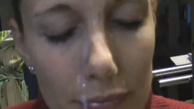 Brunette ជាមួយប្រុស fucked នៅក្នុងសូហ្វាំងឡង់