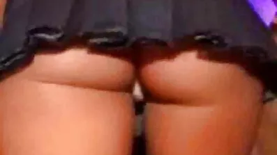ស្រឡាញ់ stuffed ខ្លាំងនៅក្នុង pussy សើមនៃក្មេងស្រី horny មួយ។