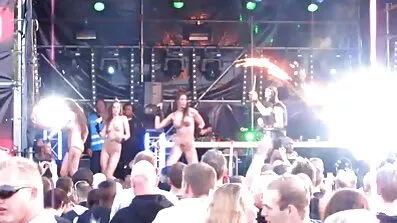ស្លុតស៊ីលីកូន fucked ដោយថៅកែនៅលើតុរបស់នាង