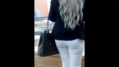ធំ hahal fucked ស្លុតនៅក្នុងសត្វលានៅលើ couch នេះ