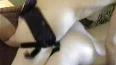 វឺដ្យីន Virgin insatiable masturbates លានិង pussy របស់នាងនៅពេលដូចគ្នា