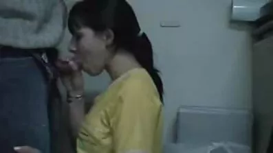 ដៃគូរបស់នាង granny shoves ម្រាមដៃរបស់នាងនៅក្នុងសត្វលានេះ
