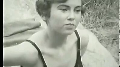 Chick ស្ដើងលេបរន្ធគូថ fucking បុរសម្នាក់