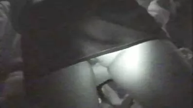 ពណ៌ទង់ដែងស្ដើង fucked ដោយទាហាន horny នៅលើ couch នេះ