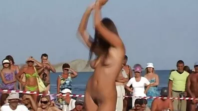 ពីរនាក់មាន់តូច fuck ស្ត្រីជនជាតិជប៉ុនម្នាក់នៅក្នុងសត្វលានេះ